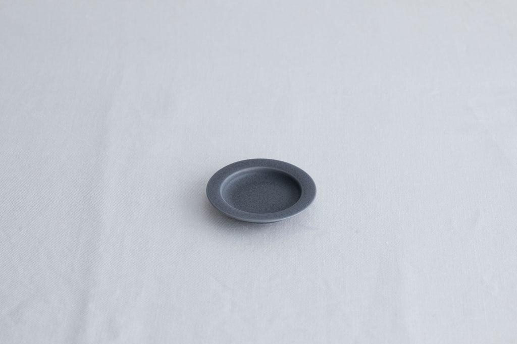 yumiko iihoshi | unjour plate in dark gray