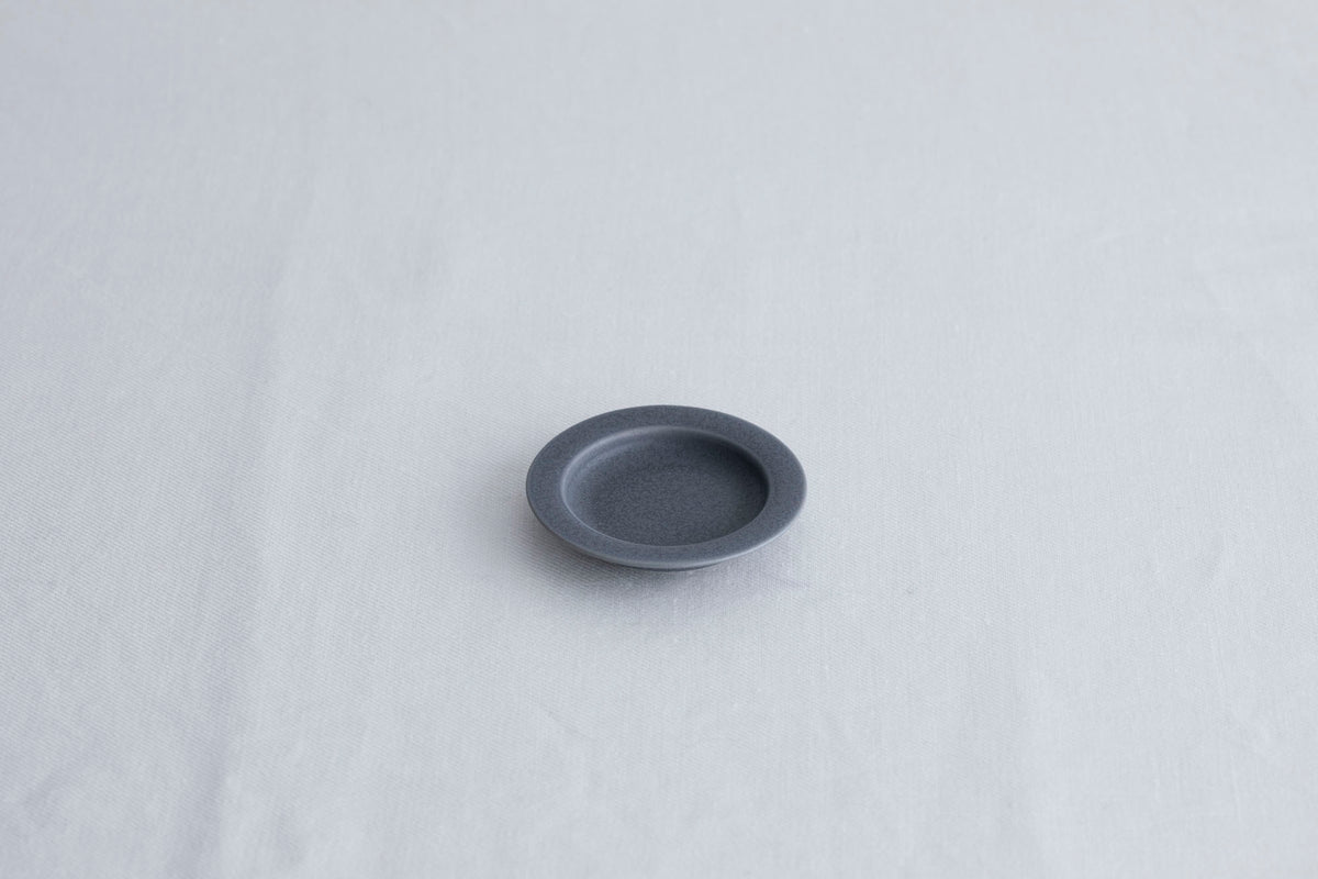 yumiko iihoshi | unjour plate in dark gray